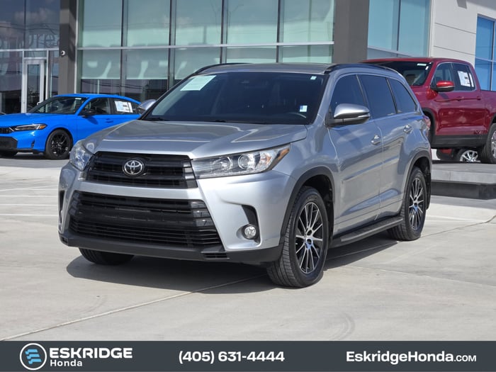 2017 Highlander SE image